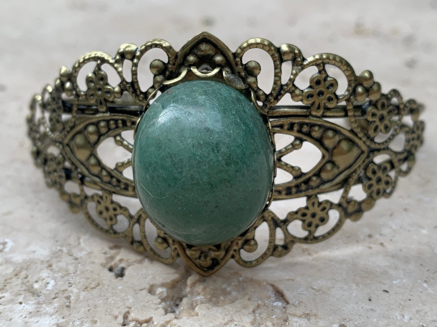 Superbe bracelet de style ancien avec cabochon d'Aventurine verte de 6,5 x 6 centimètres. Fait en Laiton couleur 'bronze', magnifique pièce fait par Zen C° !