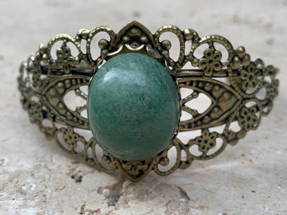 Superbe bracelet de style ancien avec cabochon d'Aventurine verte de 6,5 x 6 centimètres. Fait en Laiton couleur 'bronze', magnifique pièce fait par Zen C° !