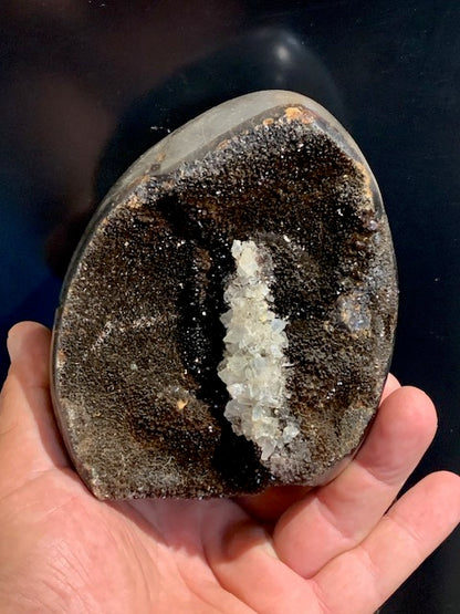 Septaria, forme libre à poser, 1285 grammes - 121 x 102 x 88 millimètres. Superbe qualité, une forme libre ouverte pleine de velours minéral