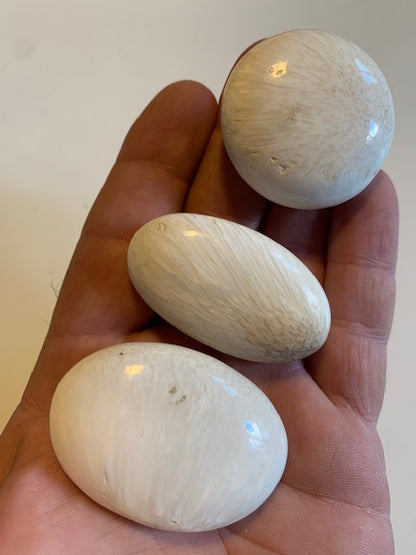 Scolécite (famille des zéolites) – 3 galets polis au choix ! Qualité AA à AAA
