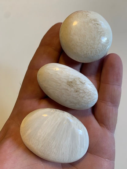 Scolécite (famille des zéolites) – 3 galets polis au choix ! Qualité AA à AAA