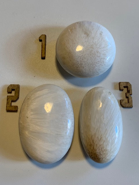 Scolécite (famille des zéolites) – 3 galets polis au choix ! Qualité AA à AAA