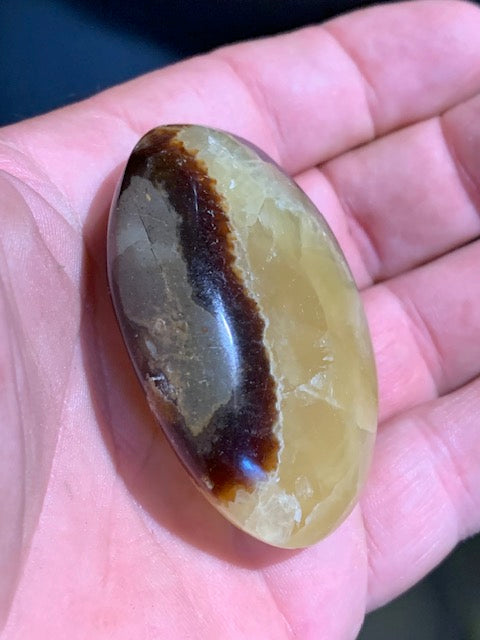 Septaria, galet roulé de 59 mm x 43 x 22 - 81,8 gr.