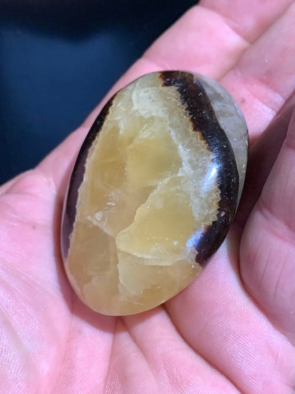 Septaria, galet roulé de 59 mm x 43 x 22 - 81,8 gr.