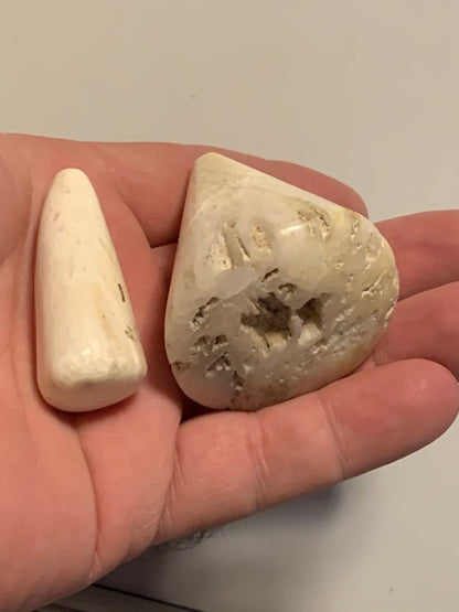 Scolécite (famille des zéolites) – 2 cœurs de druses polis au choix ! Qualité AA à AAA