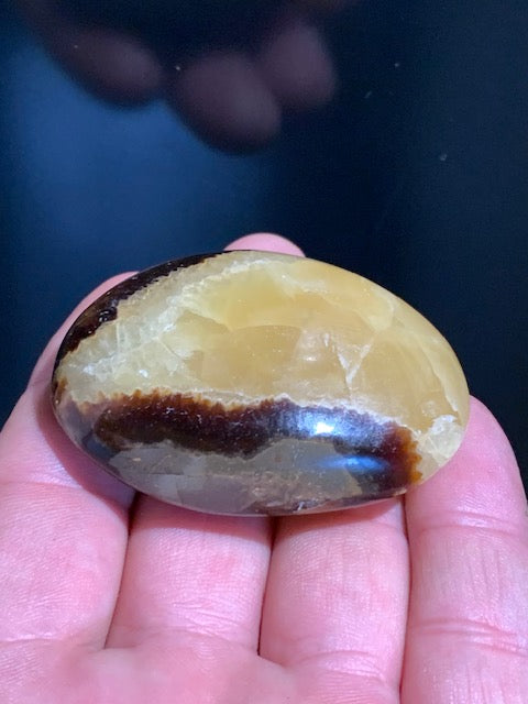 Septaria, galet roulé de 59 mm x 43 x 22 - 81,8 gr.
