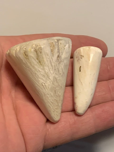 Scolécite (famille des zéolites) – 2 cœurs de druses polis au choix ! Qualité AA à AAA