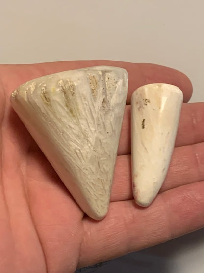 Scolécite (famille des zéolites) – 2 cœurs de druses polis au choix ! Qualité AA à AAA