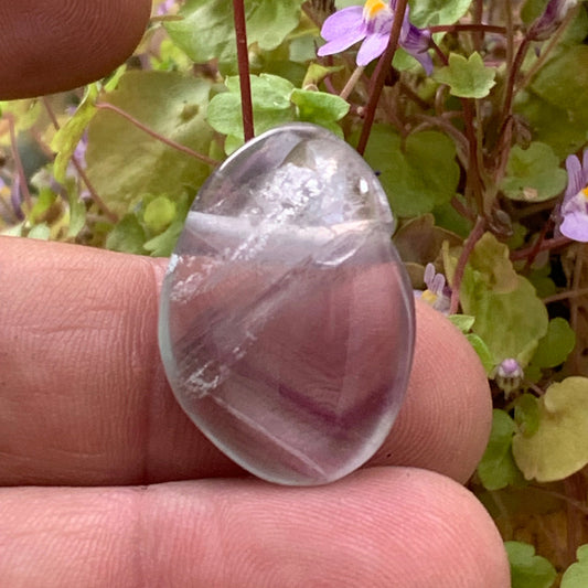 Fluorite multicolore, galet percé en latéral de 28 millimètres x 20 x 10. Vendu avec un cordon réglable de couleur noire !