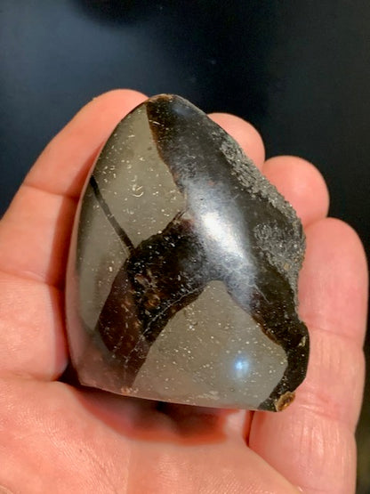 Septaria, freeform display piece, 863 grams - 120 x 85 x 80 millimeters. Superb quality, an open freeform shape full of mineral velvet!