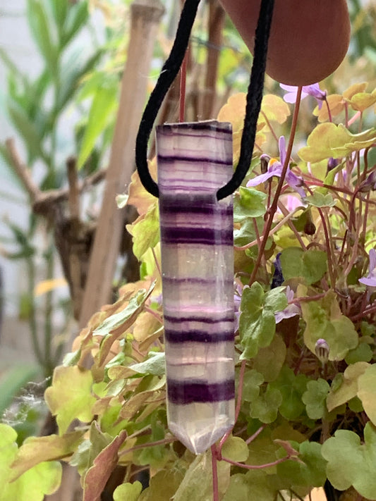 Fluorite multicolore, spècimen de type 'laser/ pointe', percement latéral, taille de 52 millimètres x 12 x 12. Vendu avec un cordon réglable de couleur noire !