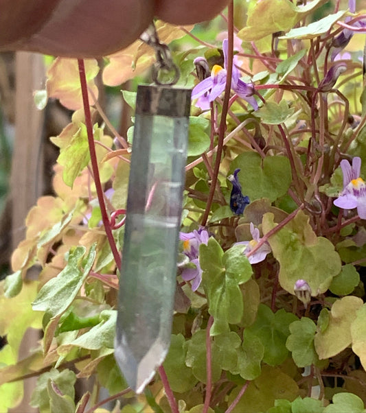 Fluorite multicolore montée sur Argent 925, spècimen de type 'laser/ pointe', percement latéral, taille de 52 millimètres x 8 x 6. Vendu avec un cordon réglable de couleur noire !
