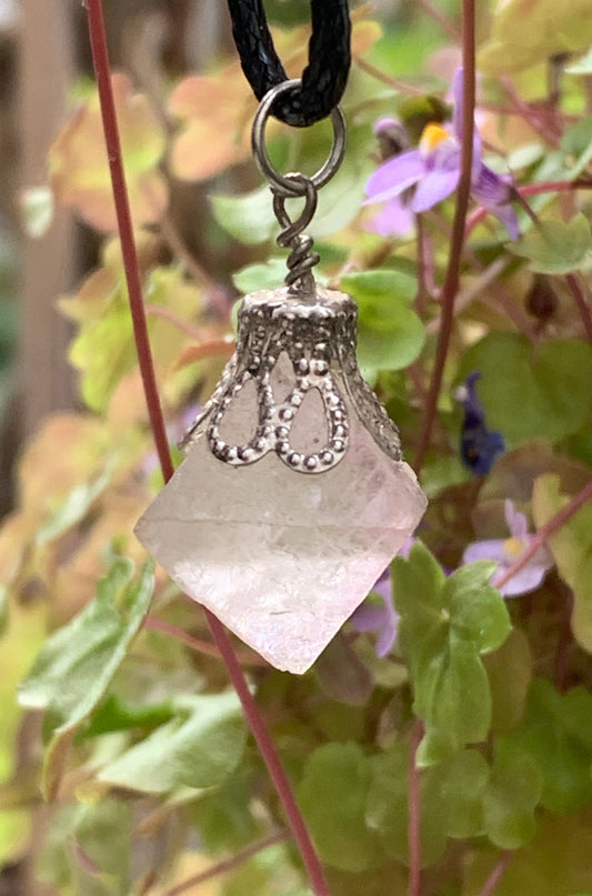 Fluorite multicolore, spècimen de type 'cristal octaèdre naturel', taille de 20 millimètres x 15 x 15. Vendu avec un cordon réglable de couleur noire !