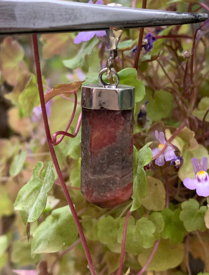 Rhodonite, pendentif pierre roulée, de 35mm x10 x7. Vendu avec cordon réglable de couleur noire !