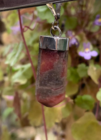 Rhodonite, pendentif pierre roulée, de 35mm x10 x7. Vendu avec cordon réglable de couleur noire !