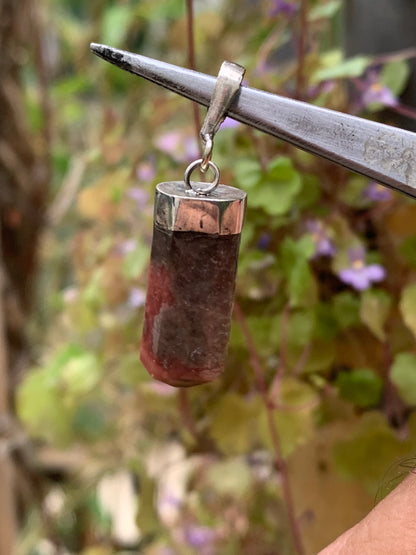 Rhodonite, pendentif pierre roulée, de 35mm x10 x7. Vendu avec cordon réglable de couleur noire !