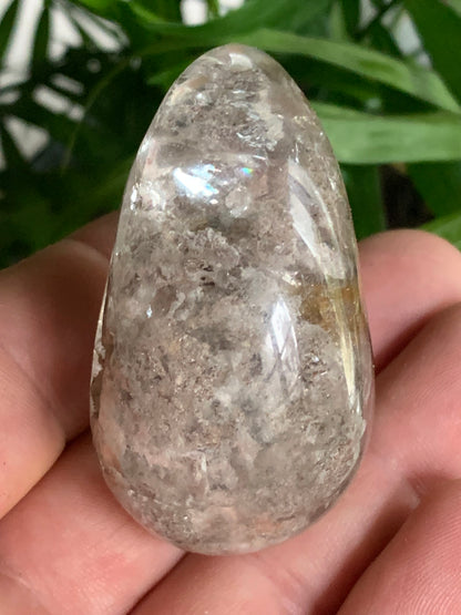 Cristal de Roche/ Quartz Lodolite ou Quartz Chaman – Spécimen naturel - ± 56 mm × 35 × 33 - 81,2 gr. !