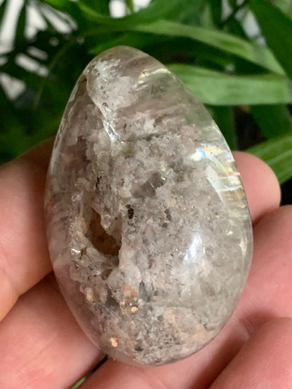 Cristal de Roche/ Quartz Lodolite ou Quartz Chaman – Spécimen naturel - ± 56 mm × 35 × 33 - 81,2 gr. !
