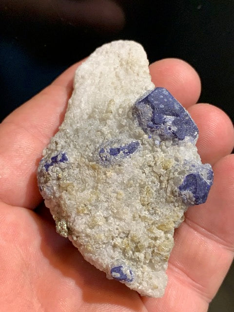 Jaspe K2 (Jaspe K2 - Azurite sur quartz avec traces de pyrite) - Superbes cristaux d'Azurite dans du granit