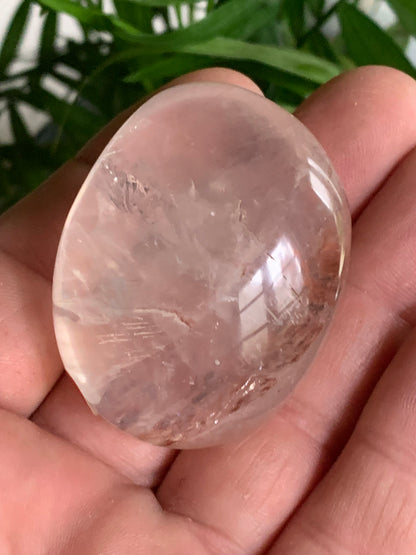 Cristal de Roche/ Quartz Hématoide – Gros galet naturel - ± 50 mm × 40 × 26 - 73 gr. !