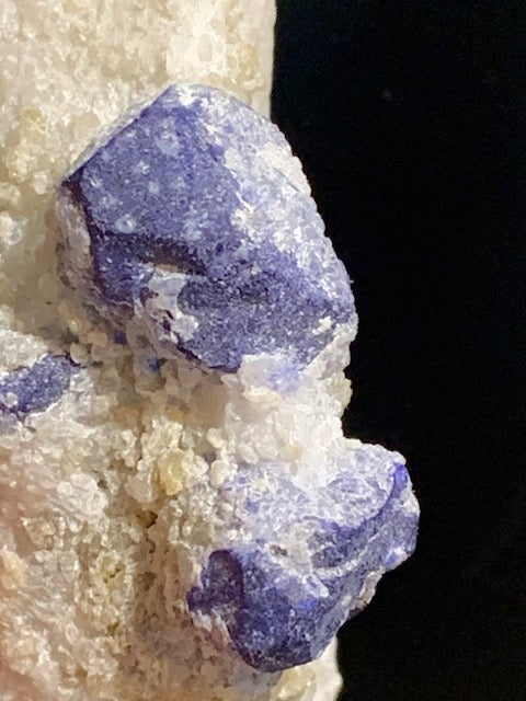 Jaspe K2 (Jaspe K2 - Azurite sur quartz avec traces de pyrite) - Superbes cristaux d'Azurite dans du granit