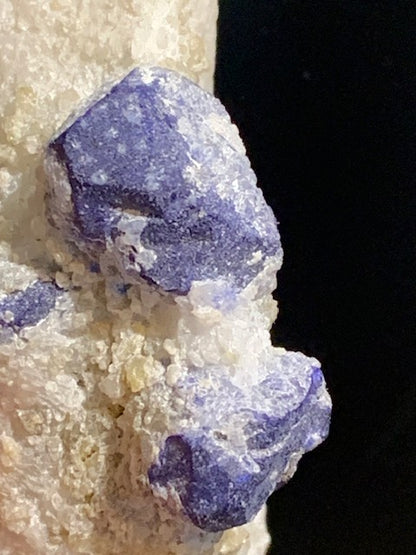 Jaspe K2 (Jaspe K2 - Azurite sur quartz avec traces de pyrite) - Superbes cristaux d'Azurite dans du granit