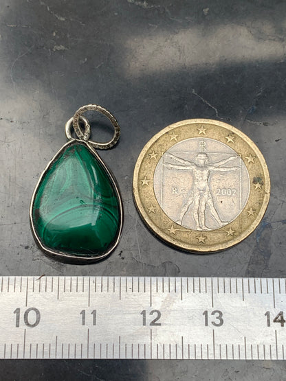 Malachite, pendentif en perle de 30mm de hauteur x 15 de largeur x 7 d'épaisseur. Vendu avec cordon réglable de couleur noire offert !