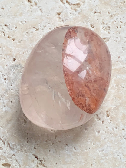 Cristal de Roche/ Quartz Hématoide – Gros galet naturel - ± 50 mm × 40 × 26 - 73 gr. !