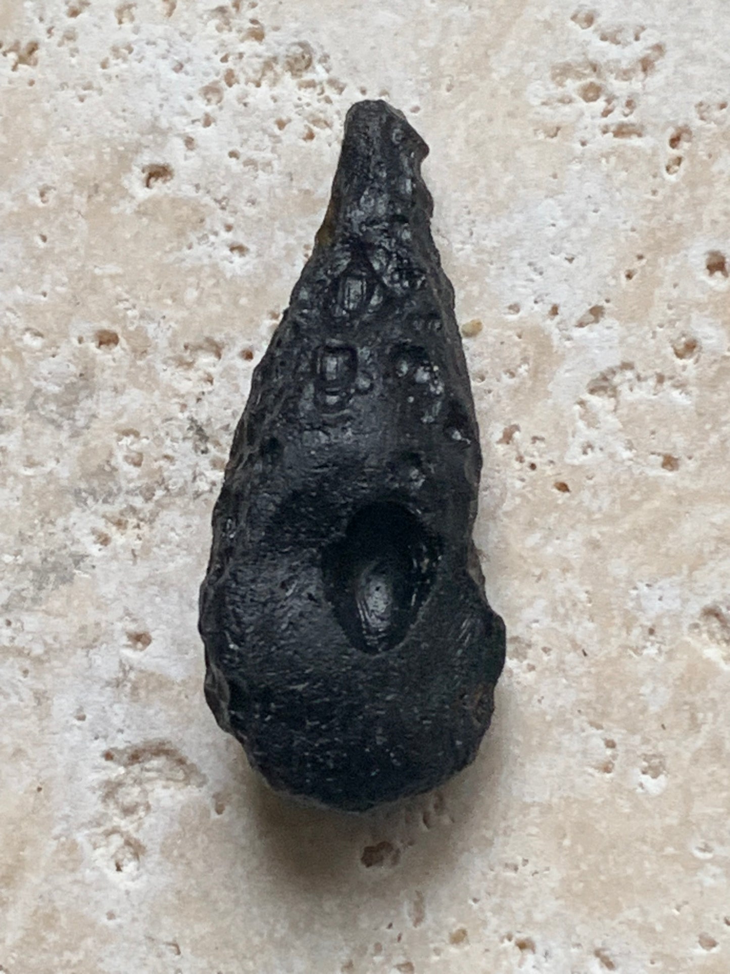 Tectite du Viet-Nam - 40 mm x 16 x 13 - 6,8 grammes. Fascinant, envoutant, hypnotisant !