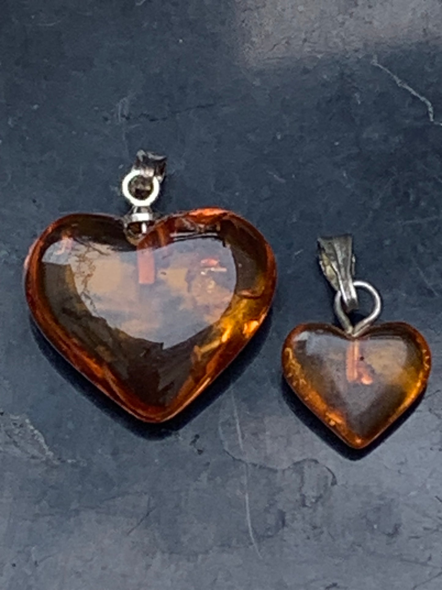 Ambre, pendentif en forme de 'coeur', 2 tailles au choix de 16x18x6 ou 10x10x5 millimètres, vendu avec cordon coulissant (réglable), en cuir noir de 40 à 70 centimètres !