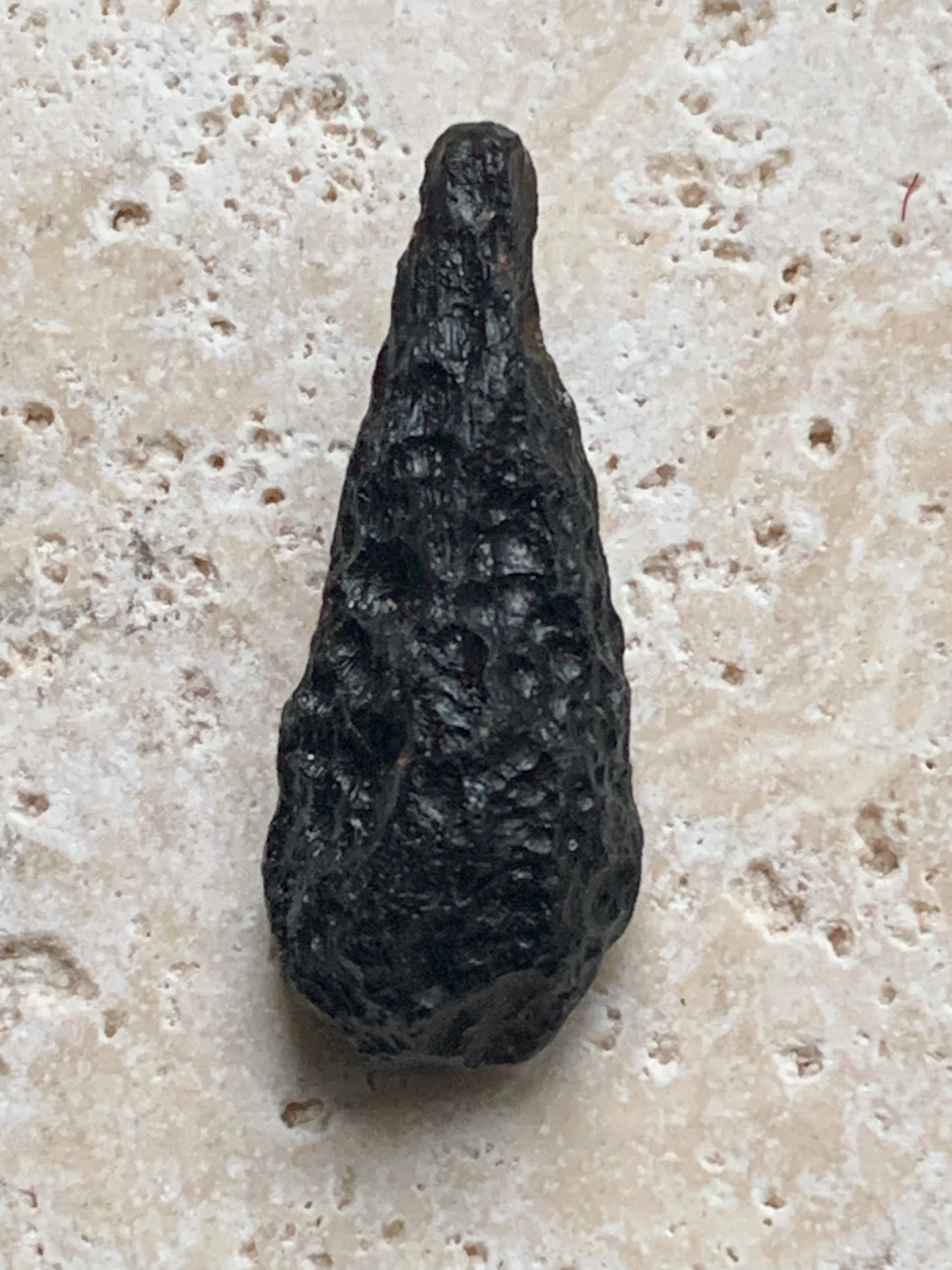 Tectite du Viet-Nam - 40 mm x 16 x 13 - 6,8 grammes. Fascinant, envoutant, hypnotisant !