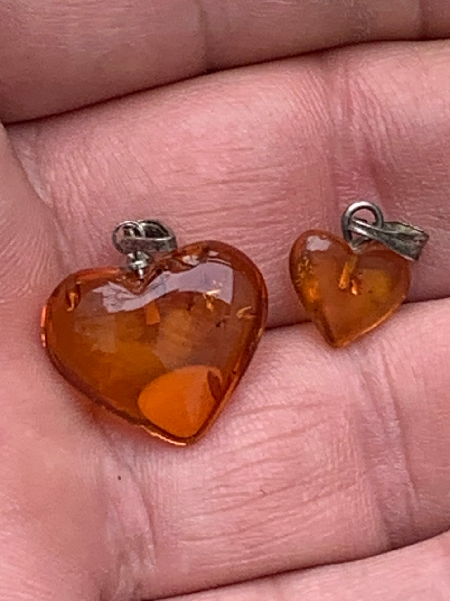 Ambre, pendentif en forme de 'coeur', 2 tailles au choix de 16x18x6 ou 10x10x5 millimètres, vendu avec cordon coulissant (réglable), en cuir noir de 40 à 70 centimètres !