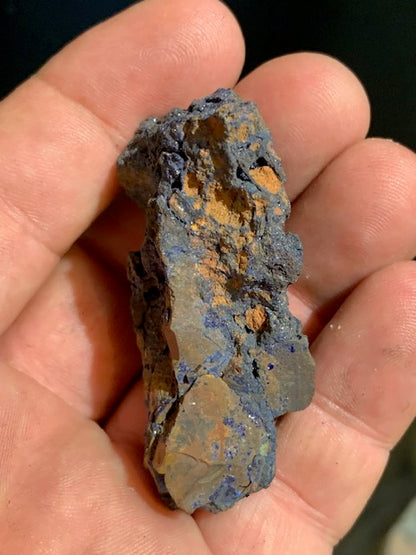 Azurite, beautiful pebble of 77 mm in diameter x 30 - 239 grams! Perfect for massages, collection...