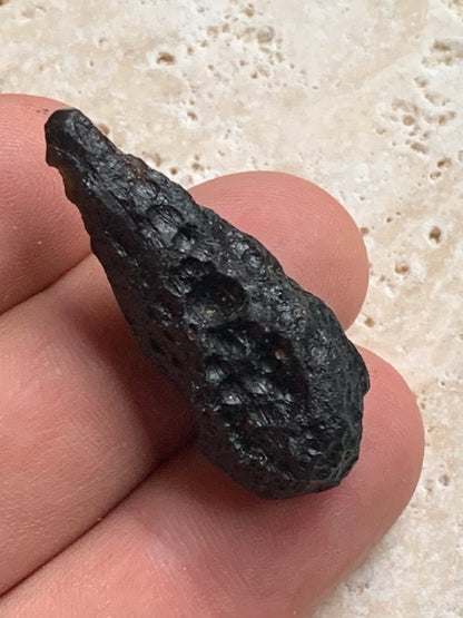 Tectite du Viet-Nam - 40 mm x 16 x 13 - 6,8 grammes. Fascinant, envoutant, hypnotisant !