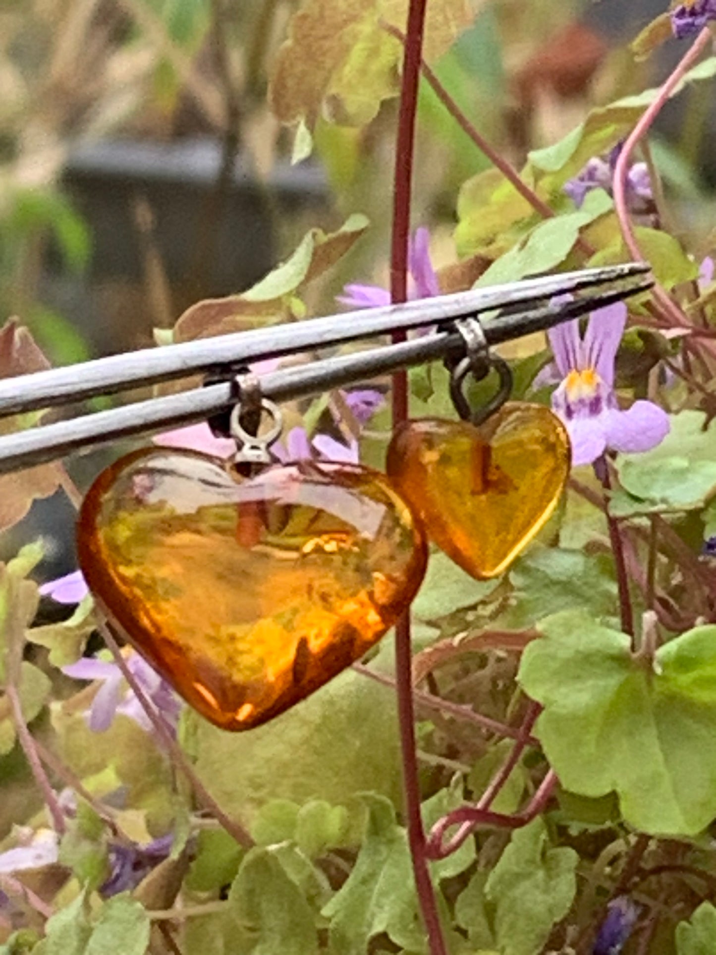 Ambre, pendentif en forme de 'coeur', 2 tailles au choix de 16x18x6 ou 10x10x5 millimètres, vendu avec cordon coulissant (réglable), en cuir noir de 40 à 70 centimètres !