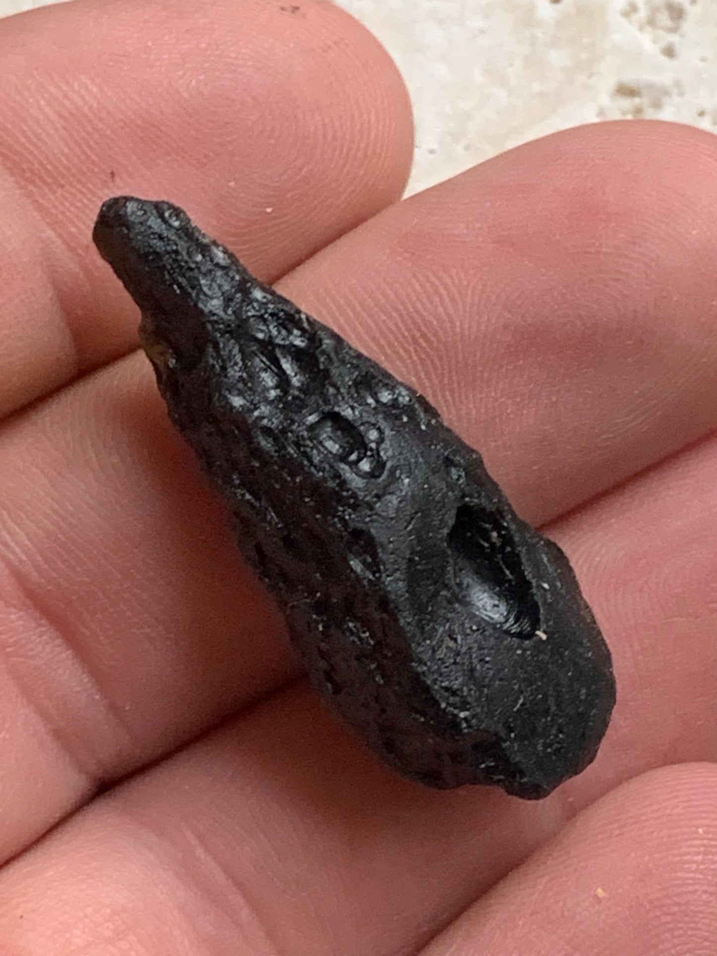 Tectite du Viet-Nam - 40 mm x 16 x 13 - 6,8 grammes. Fascinant, envoutant, hypnotisant !