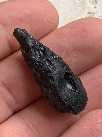 Tectite du Viet-Nam - 40 mm x 16 x 13 - 6,8 grammes. Fascinant, envoutant, hypnotisant !