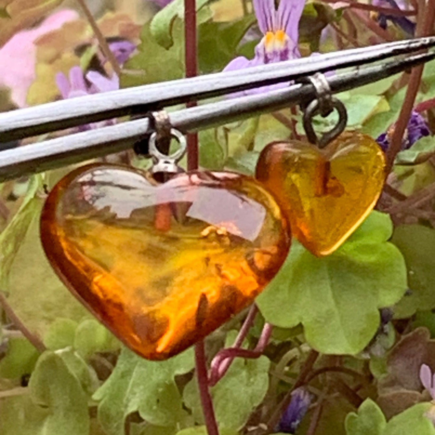 Ambre, pendentif en forme de 'coeur', 2 tailles au choix de 16x18x6 ou 10x10x5 millimètres, vendu avec cordon coulissant (réglable), en cuir noir de 40 à 70 centimètres !