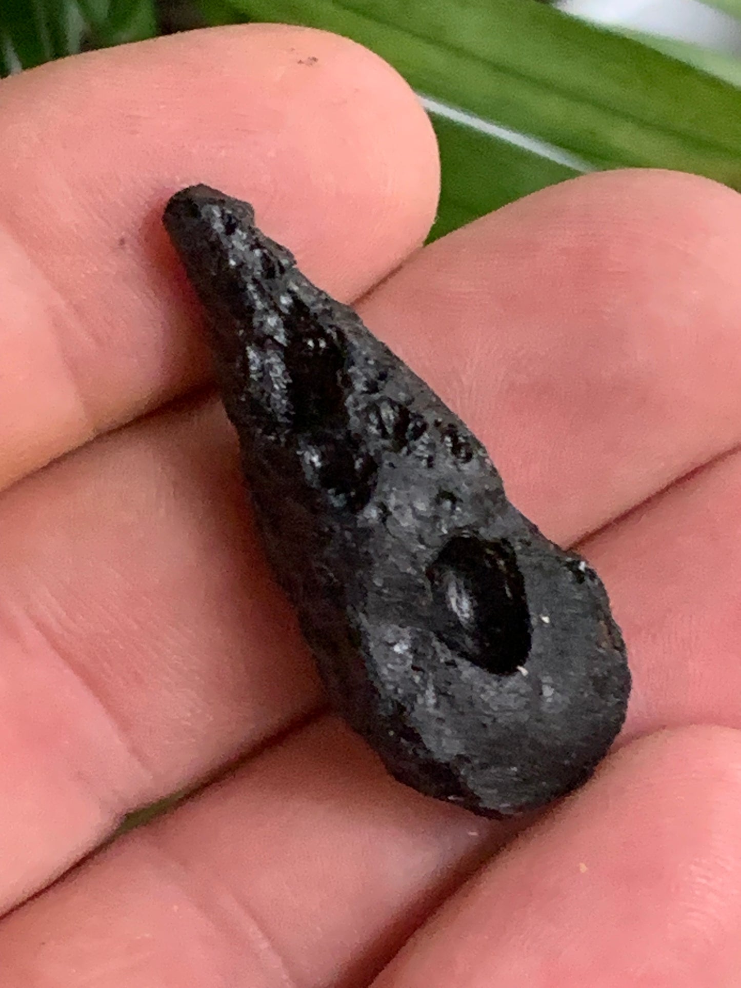 Tectite du Viet-Nam - 40 mm x 16 x 13 - 6,8 grammes. Fascinant, envoutant, hypnotisant !