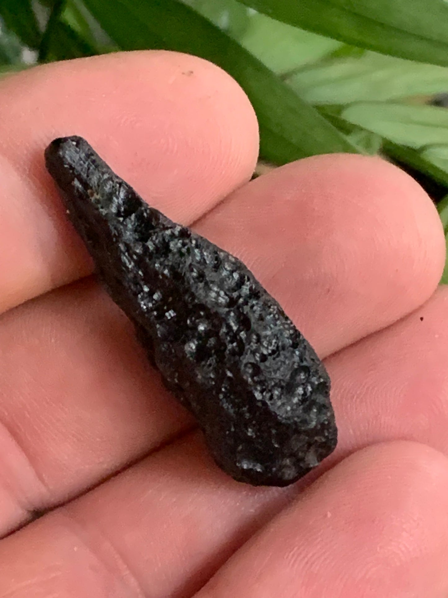 Tectite du Viet-Nam - 40 mm x 16 x 13 - 6,8 grammes. Fascinant, envoutant, hypnotisant !