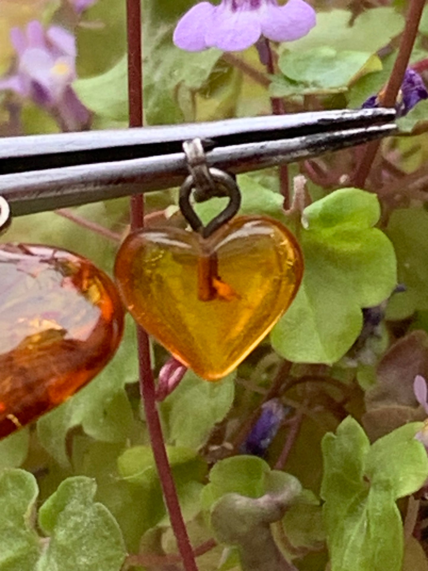 Ambre, pendentif en forme de 'coeur', 2 tailles au choix de 16x18x6 ou 10x10x5 millimètres, vendu avec cordon coulissant (réglable), en cuir noir de 40 à 70 centimètres !