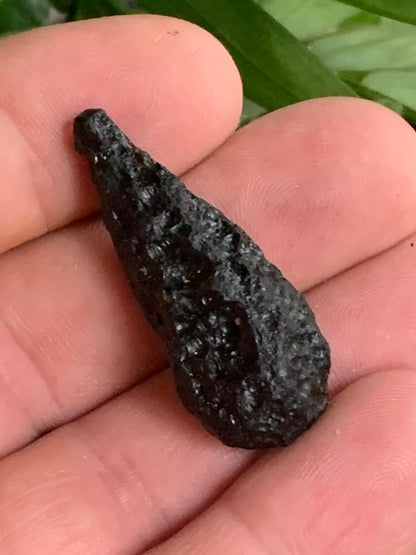 Tectite du Viet-Nam - 40 mm x 16 x 13 - 6,8 grammes. Fascinant, envoutant, hypnotisant !