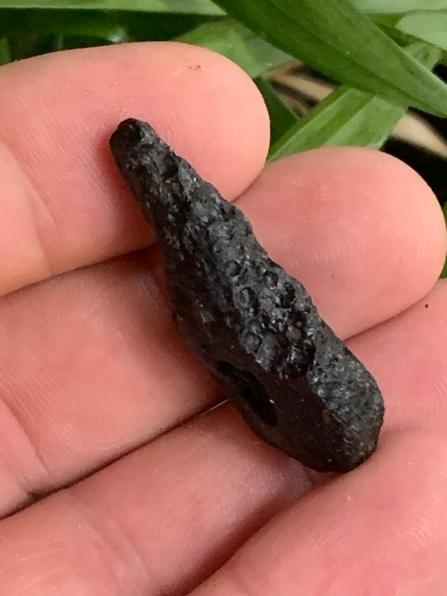 Tectite du Viet-Nam - 40 mm x 16 x 13 - 6,8 grammes. Fascinant, envoutant, hypnotisant !