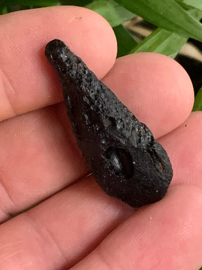 Tectite du Viet-Nam - 40 mm x 16 x 13 - 6,8 grammes. Fascinant, envoutant, hypnotisant !