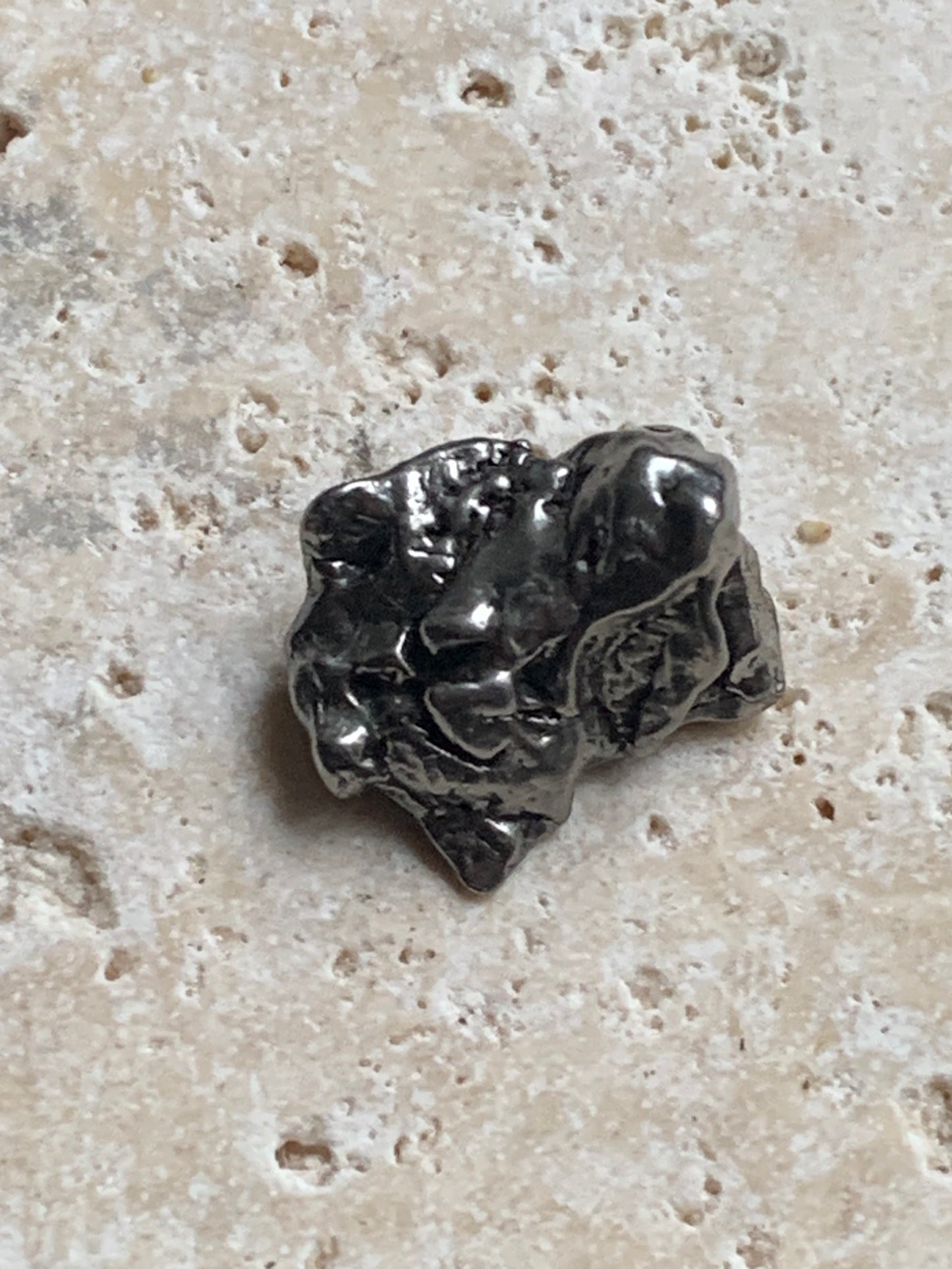 Météorite Campo Del Cielo d'Argentine de 17 x 15 x10 mm - 5,1 gr. Très belle qualité, morceau entier et compact !