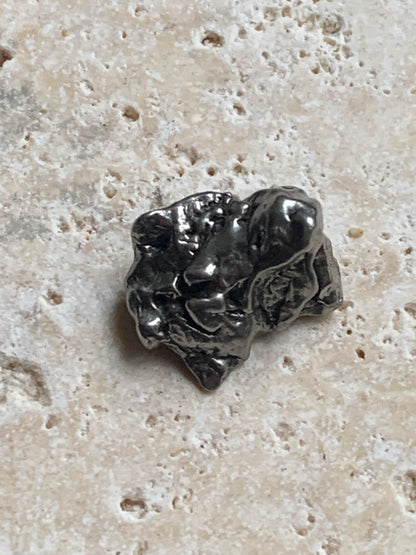 Météorite Campo Del Cielo d'Argentine de 17 x 15 x10 mm - 5,1 gr. Très belle qualité, morceau entier et compact !