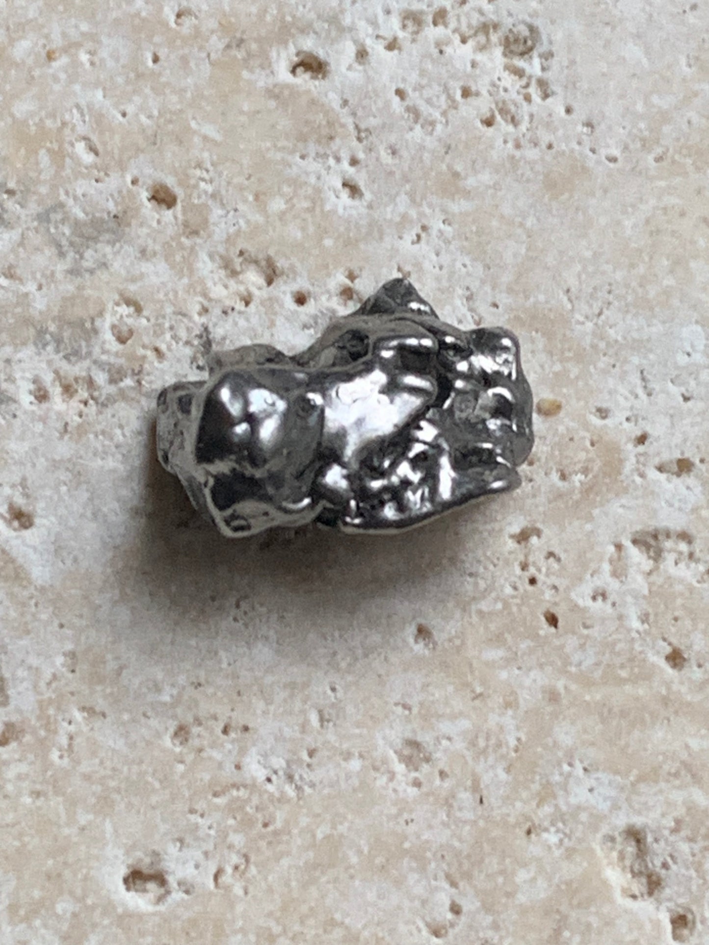 Météorite Campo Del Cielo d'Argentine de 17 x 15 x10 mm - 5,1 gr. Très belle qualité, morceau entier et compact !