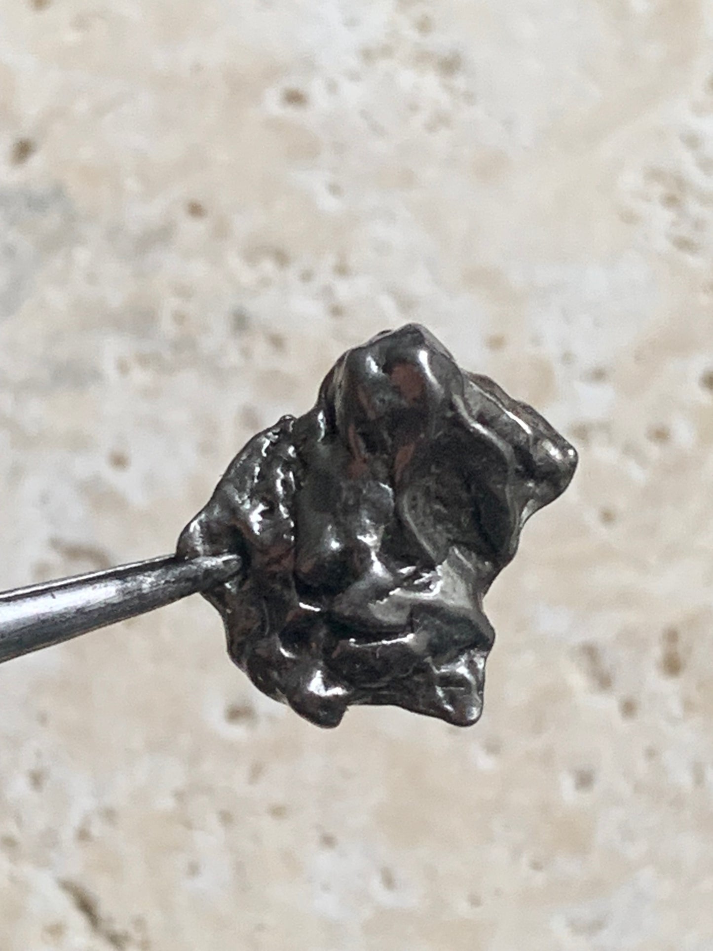 Météorite Campo Del Cielo d'Argentine de 17 x 15 x10 mm - 5,1 gr. Très belle qualité, morceau entier et compact !