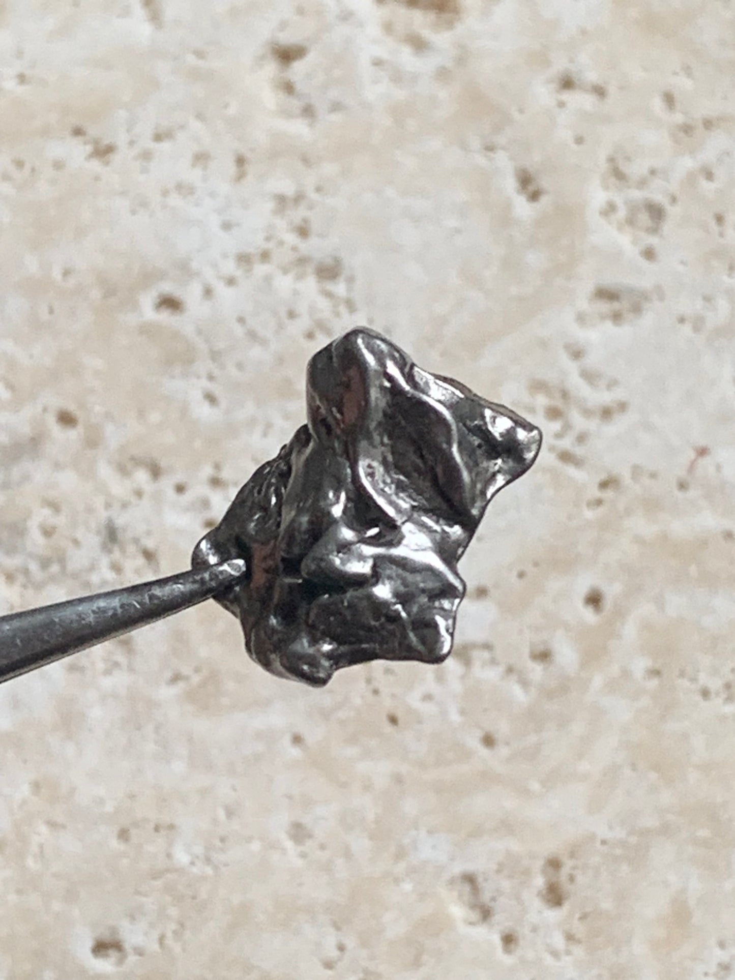 Météorite Campo Del Cielo d'Argentine de 17 x 15 x10 mm - 5,1 gr. Très belle qualité, morceau entier et compact !