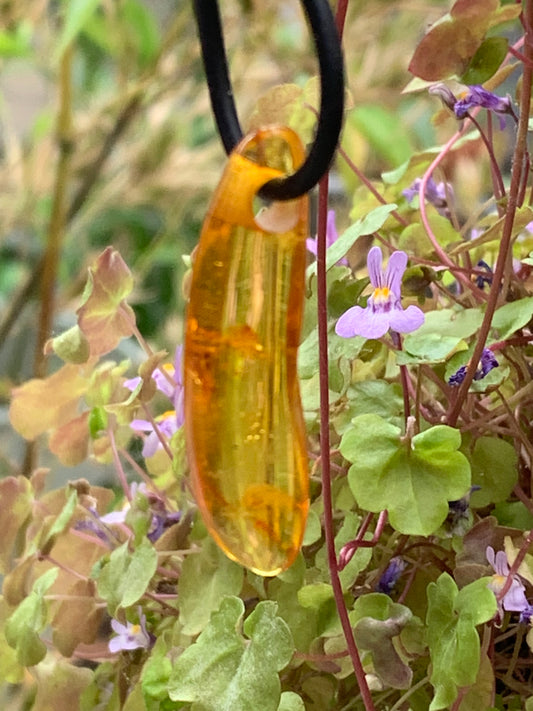 Ambre, pendentif de 40x10x6 millimètres, vendu avec cordon coulissant (réglable), en cuir noir de 40 à 70 centimètres !